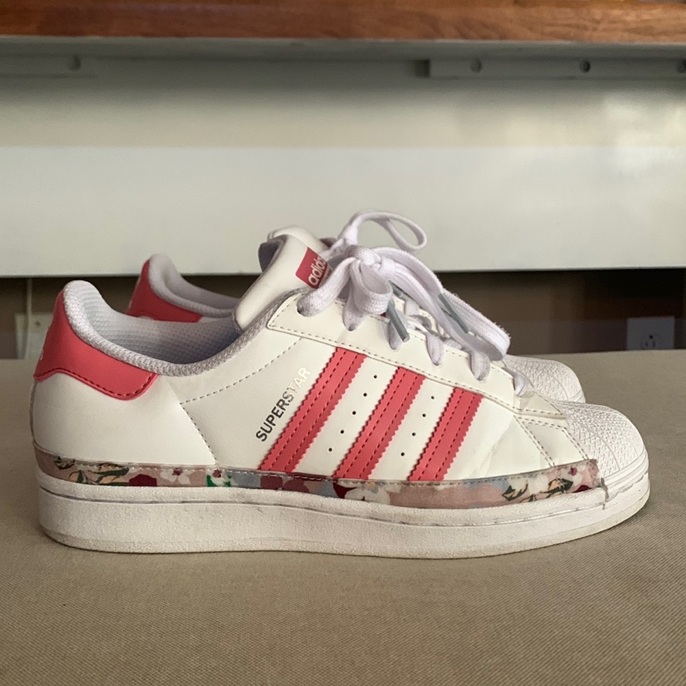 Women’s Adidas Superstar floral Size 6